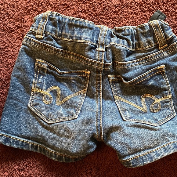 Girls Jean shorts size 4 Toddler - Picture 2 of 4